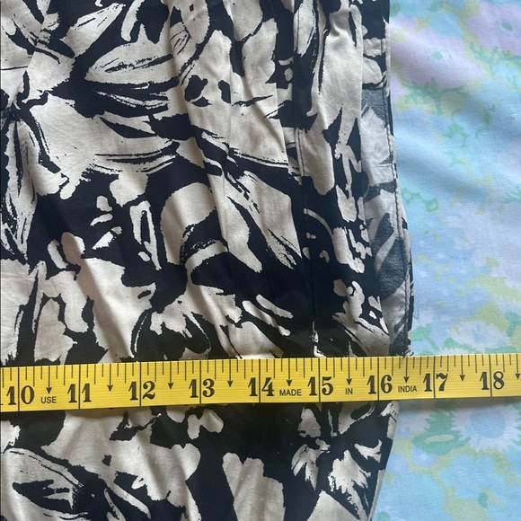 Evereve | Winona  Floral Midi V-Neck Black & White Silky Dress Size Small - Picture 6 of 11